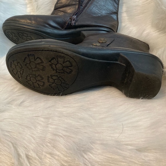 Woman’s size 10W Ankle Boots with Button Accents - Picture 5 of 7